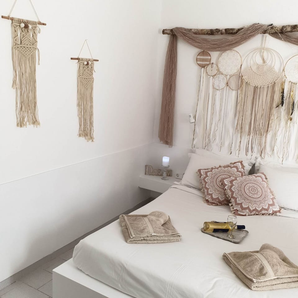 Desk, soundproofing, free WiFi, bed sheets