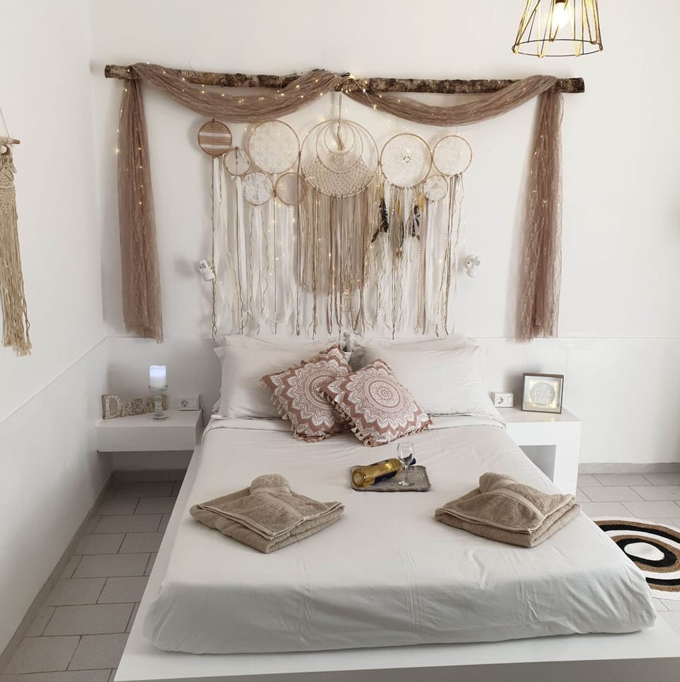 Desk, soundproofing, free WiFi, bed sheets