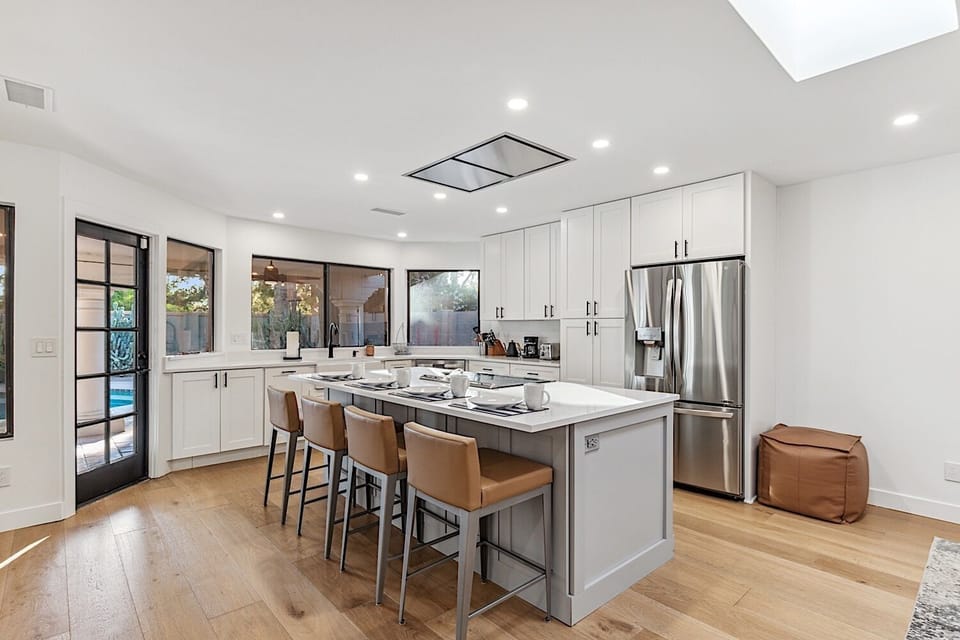 Large breakfast bar / kitchen island that can seat 4 people