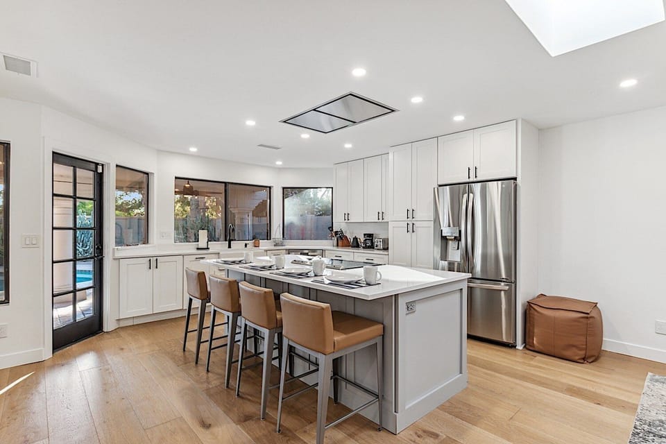 Large breakfast bar / kitchen island that can seat 4 people