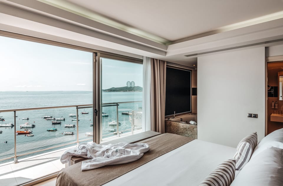 Premium Room, Balcony, Oceanfront (Premium Experience) "Minibar no refill" | Minibar, in-room safe, desk, laptop workspace