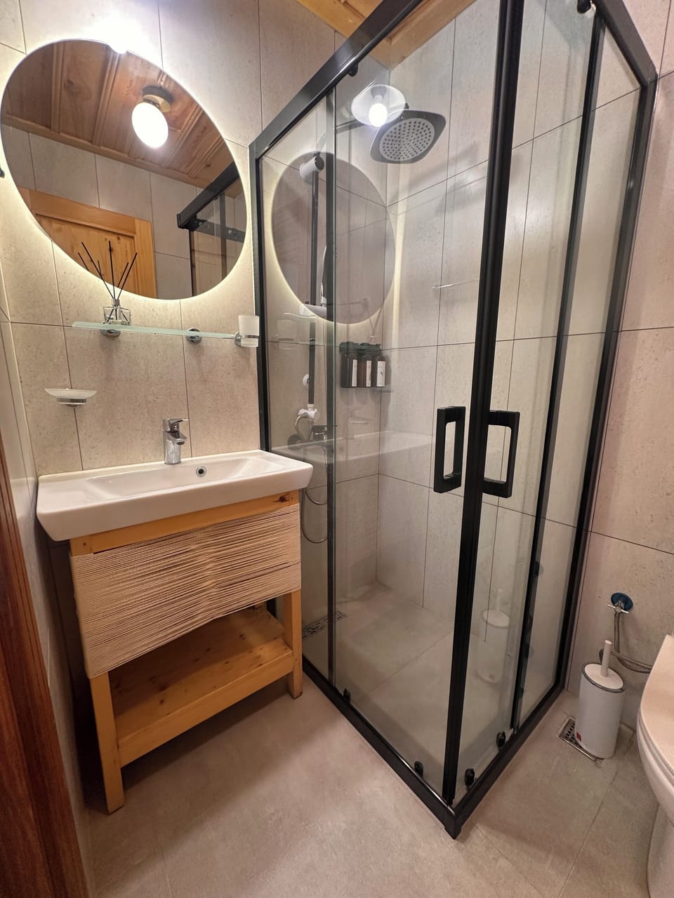 Superior Room | Bathroom | Shower, free toiletries, hair dryer, slippers
