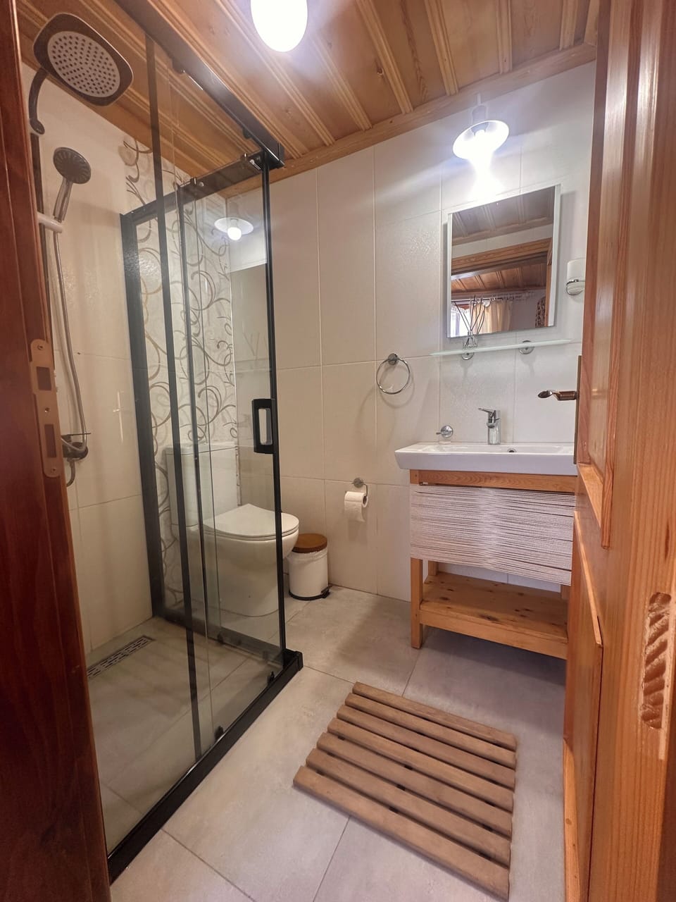 Comfort Room | Bathroom | Shower, free toiletries, hair dryer, slippers