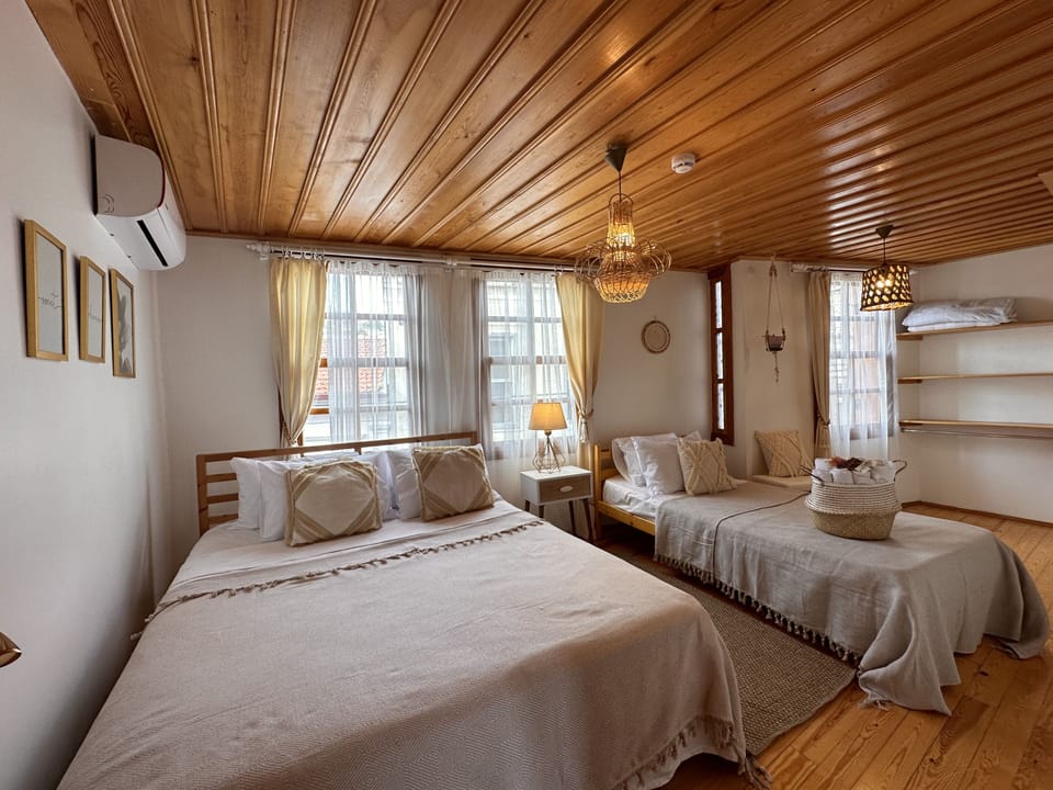 Comfort Room | Free WiFi, bed sheets