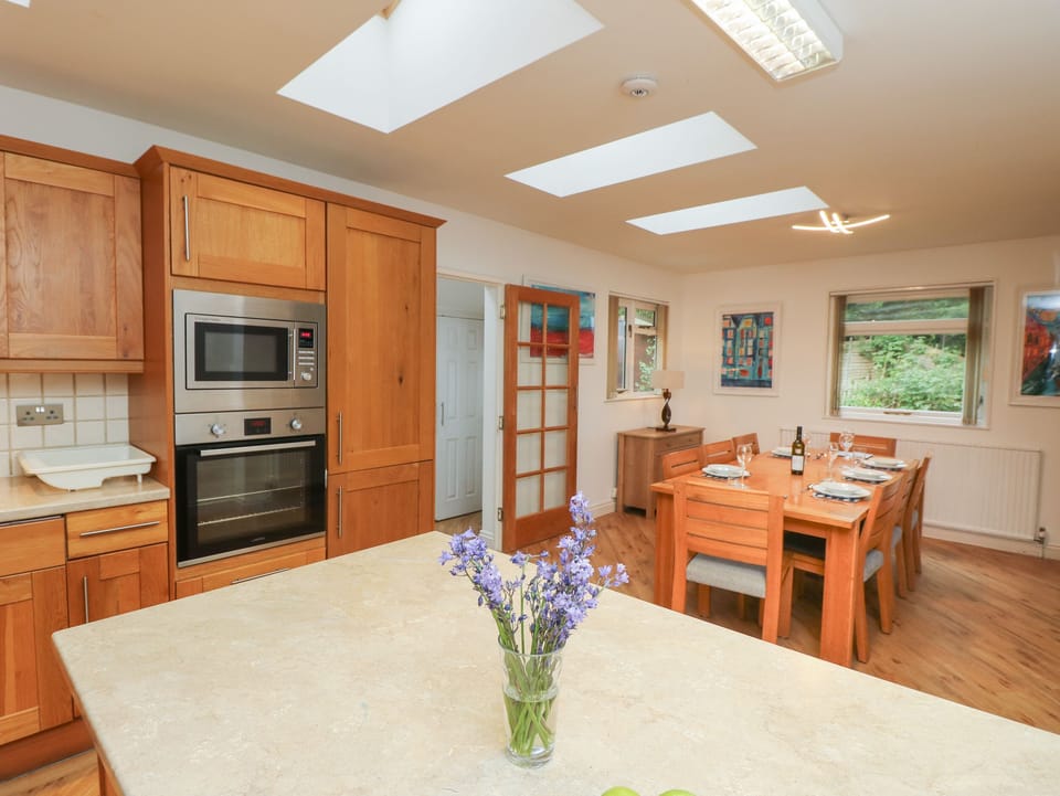Cottage | Private kitchen | Fridge, electric kettle, toaster, cookware/dishes/utensils