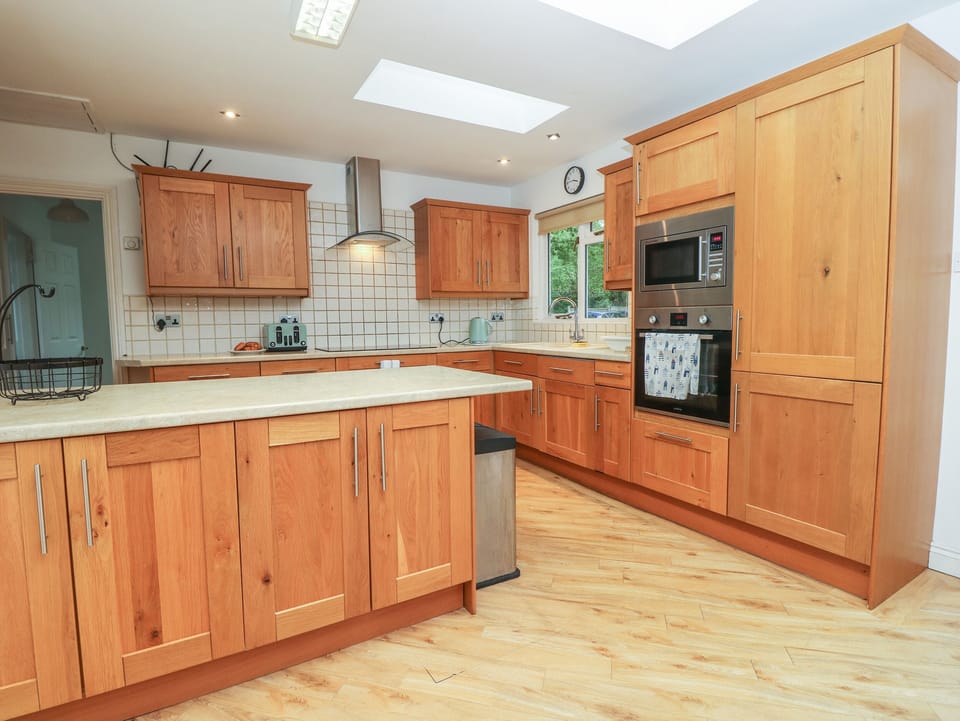 Cottage | Private kitchen | Fridge, electric kettle, toaster, cookware/dishes/utensils