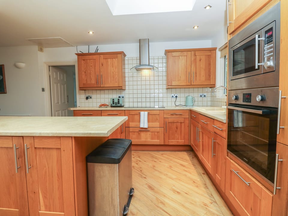 Cottage | Private kitchen | Fridge, electric kettle, toaster, cookware/dishes/utensils