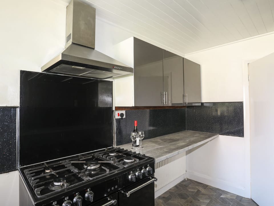 Cottage | Private kitchen | Fridge, dishwasher, electric kettle, toaster
