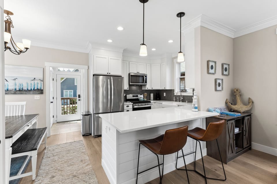 Kitchen with dining bar