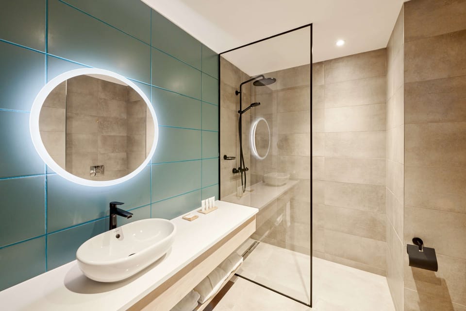 Shower, rainfall showerhead, free toiletries, hair dryer