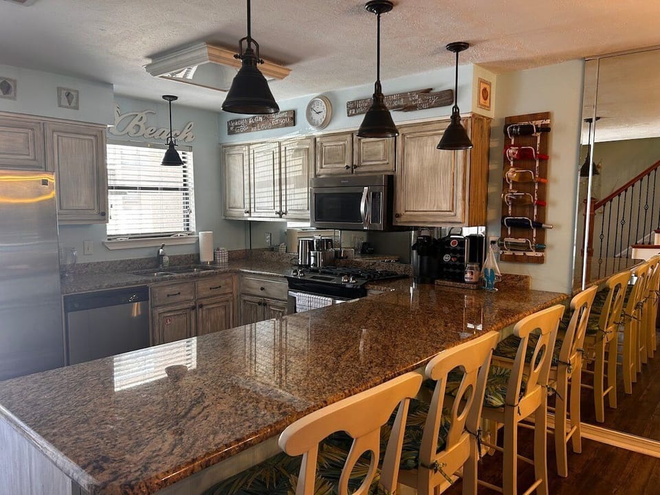 Kitchen island/breakfast bar