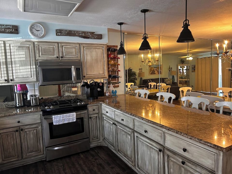 Fully applianced kitchen