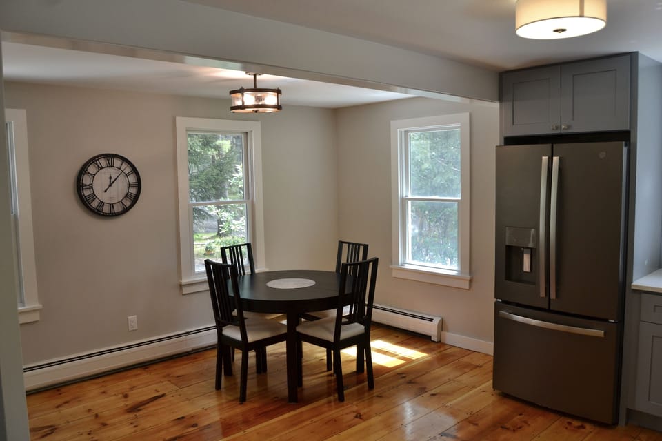 4 person dining table that can be extended with built-in leaf.
