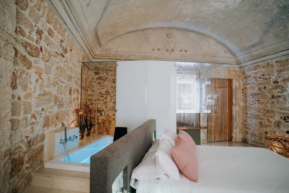 Elite Room, 1 Queen Bed, Hot Tub, City View | Premium bedding, down comforters, in-room safe, desk