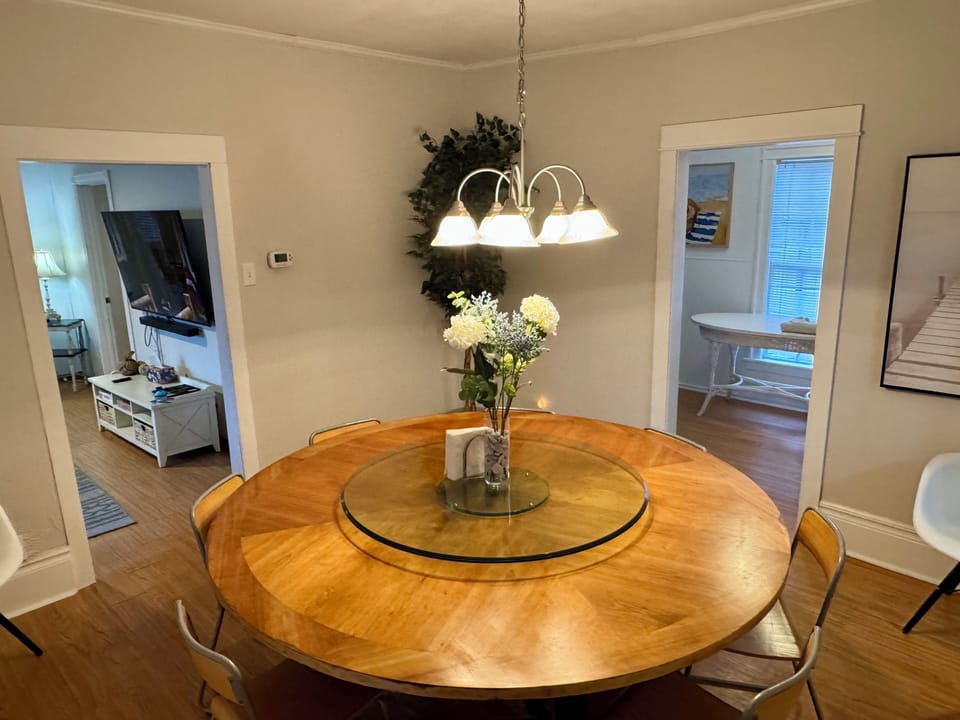 Dinning room: Off kitchen 