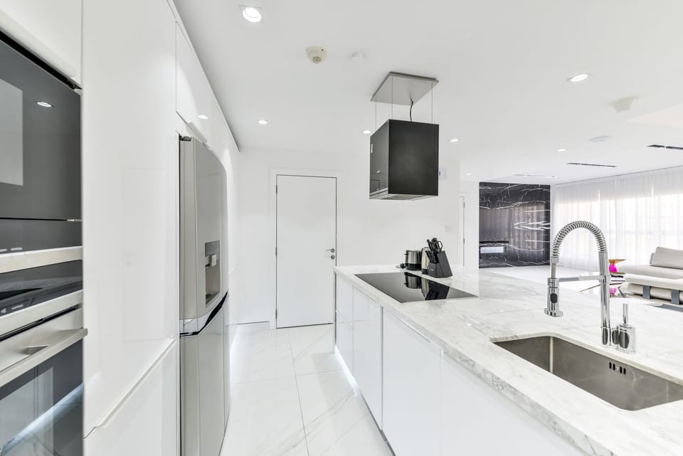 Luxury Apartment, 3 Bedrooms, Balcony, Marina View | Private kitchen | Full-size fridge, microwave, oven, stovetop