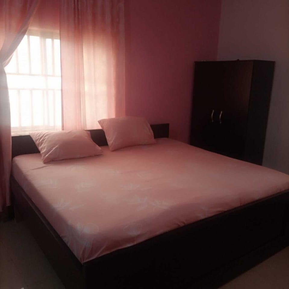 Executive Room, 1 King Bed | Desk, laptop workspace, free WiFi
