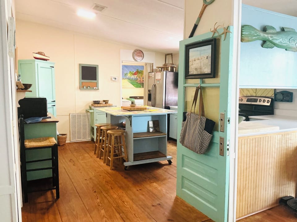 Eat-in kitchen