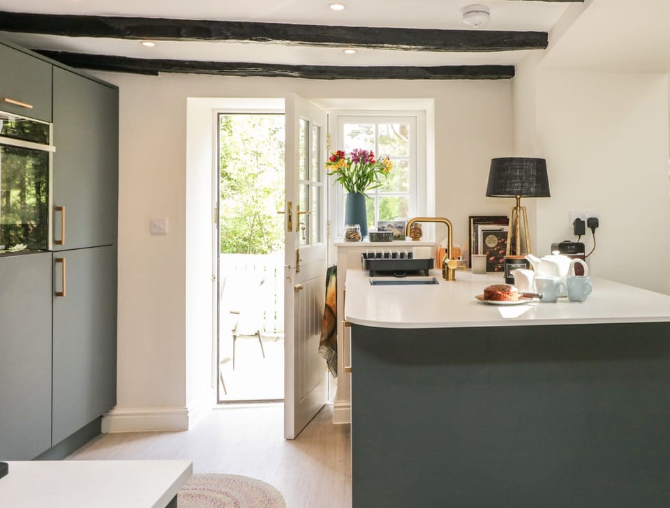 Cottage | Private kitchen | Fridge, dishwasher, electric kettle, toaster