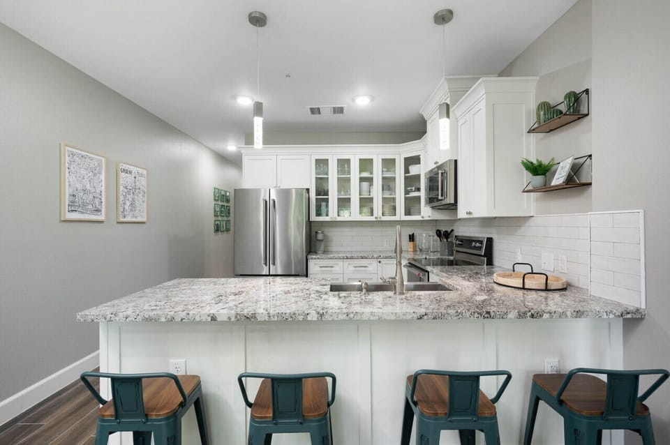 Open kitchen & open bar starts here!