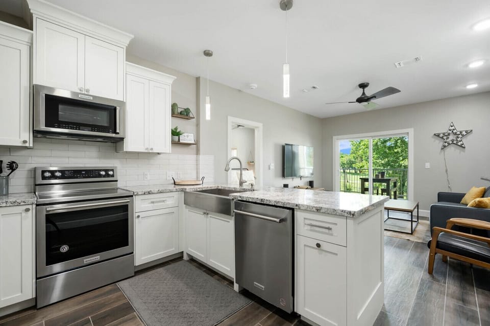 Fully stocked modern kitchen - Meals just taste better here!
