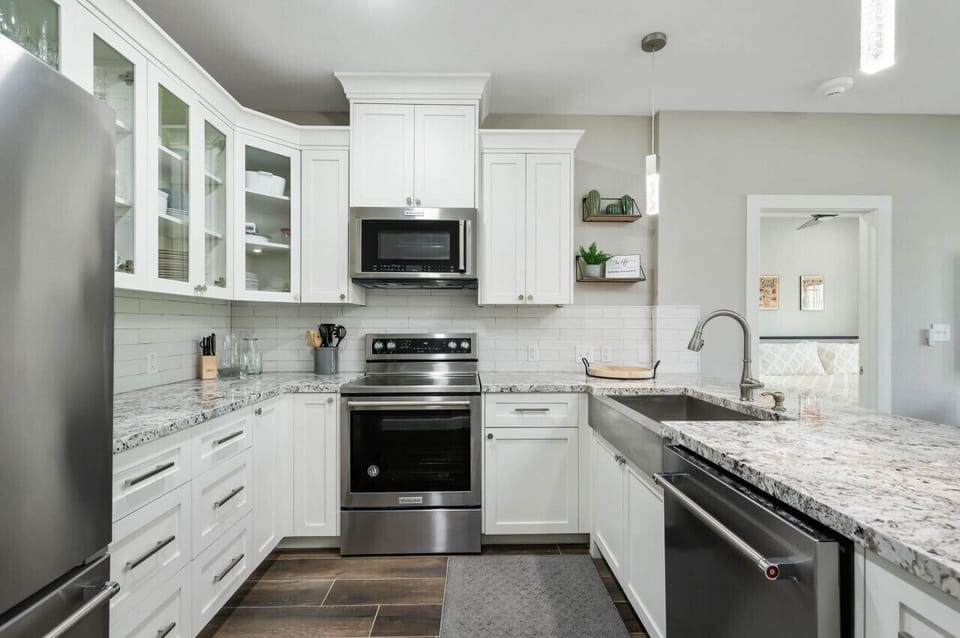 Fully stocked modern kitchen - Meals just taste better here!