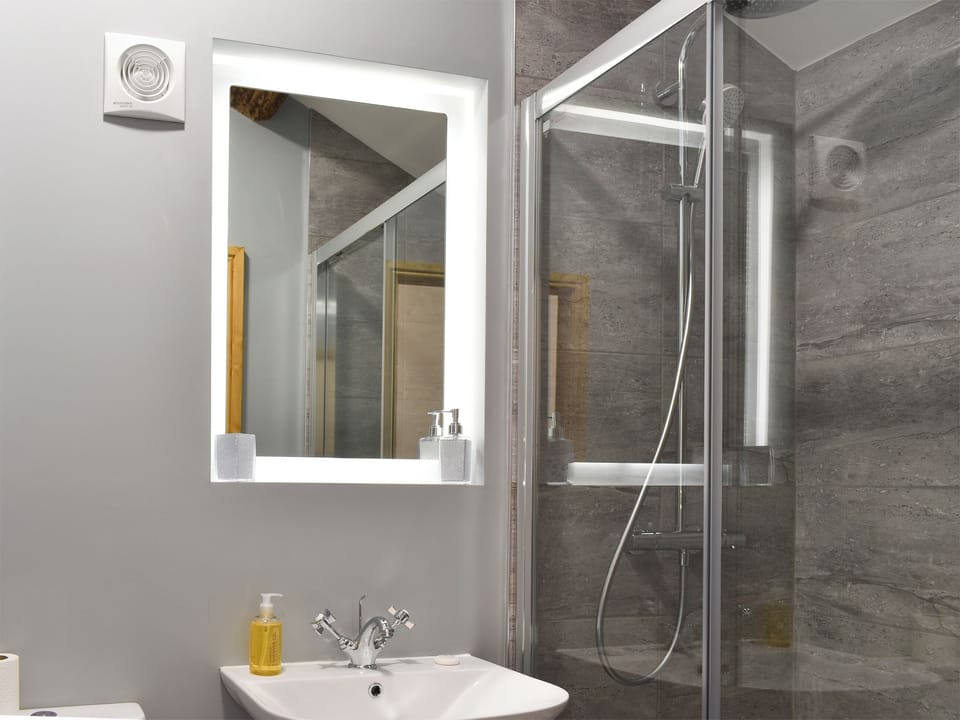 En-suite | Higher Kirkstall Wood Farm, Keighley