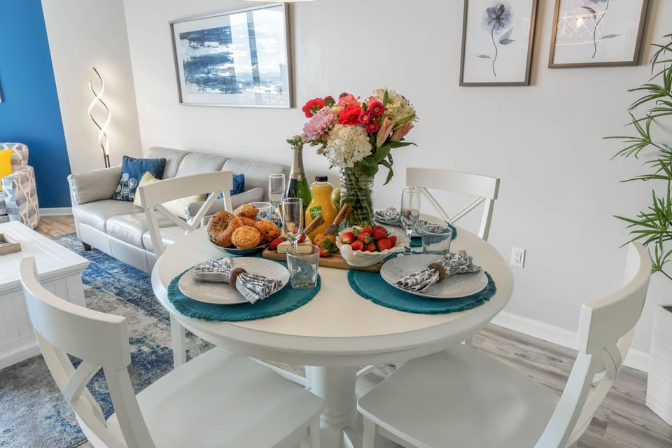 Enjoy family breakfast/dinners with gorgeous views