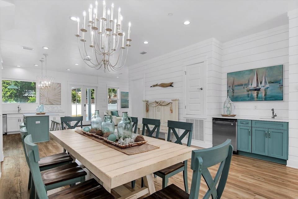 Windsong offers plenty of elbow room for your large group with over 4600 sq ft!