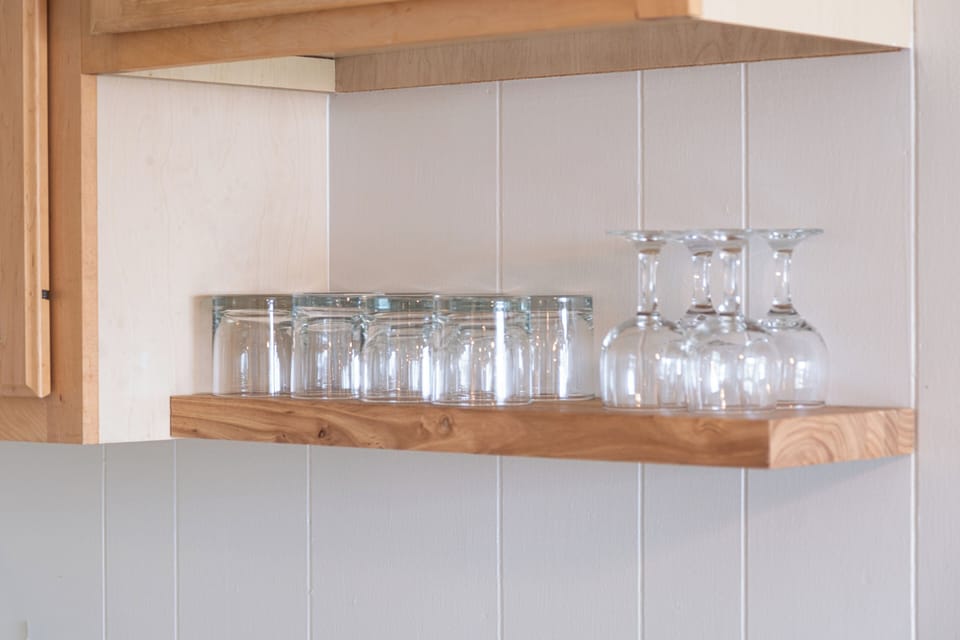 Coffee/tea maker, dining tables
