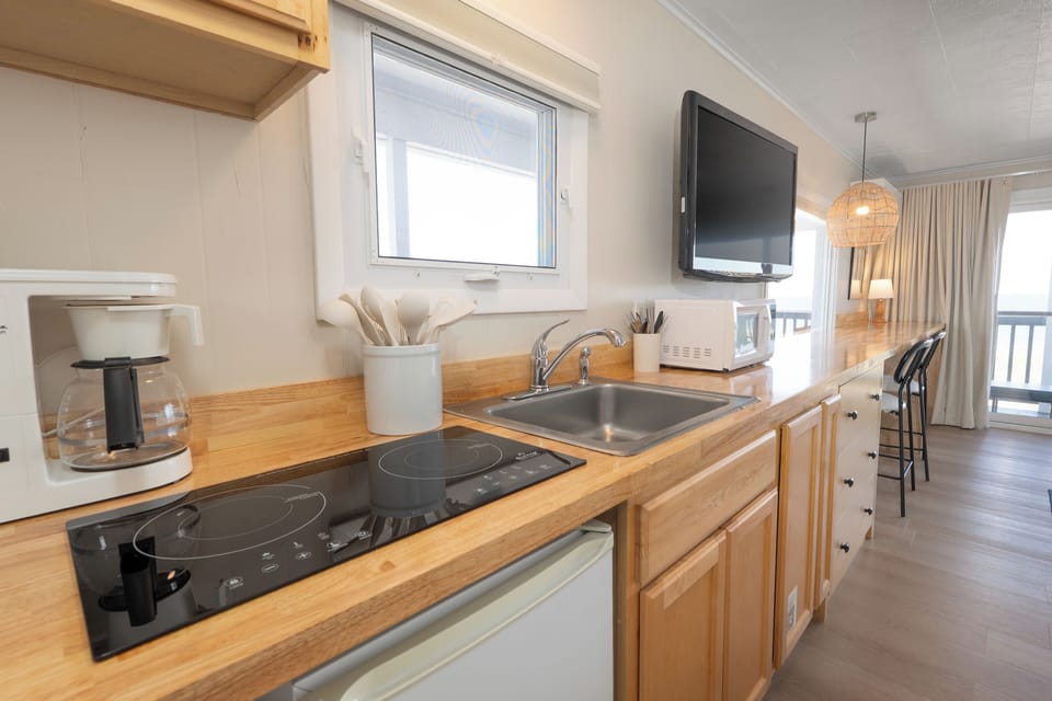 Coffee/tea maker, dining tables