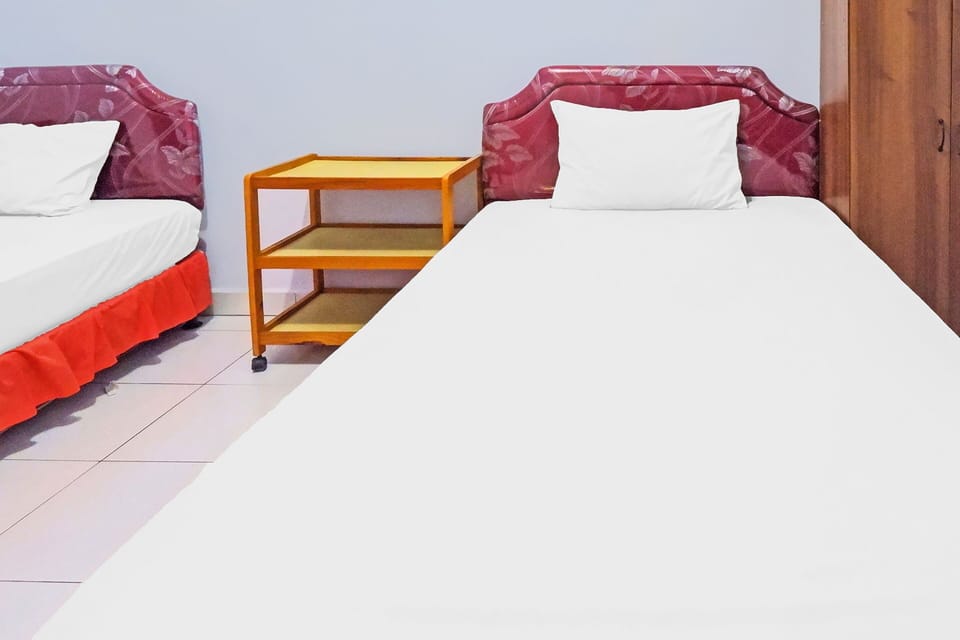 Standard Twin Room | Desk, laptop workspace, WiFi (free), bed sheets