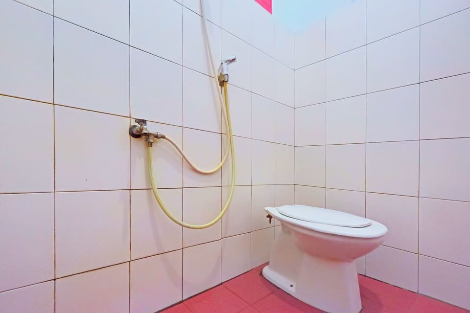 Standard Twin Room | Bathroom | Shower, towels, soap, shampoo