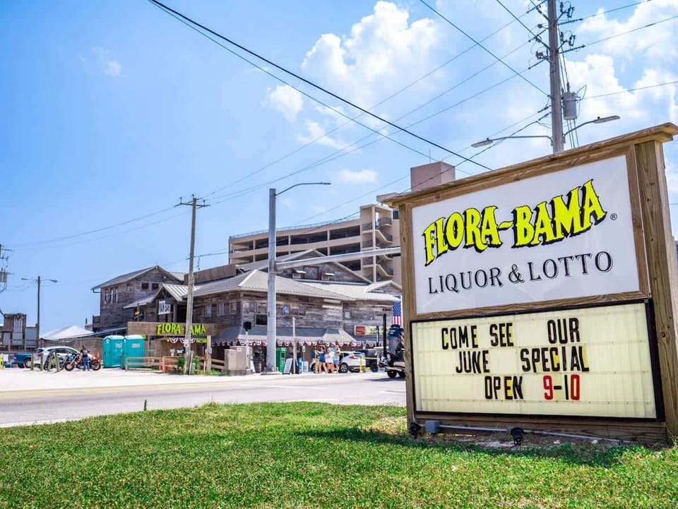 Short 5 min drive to the famous Flora-bama