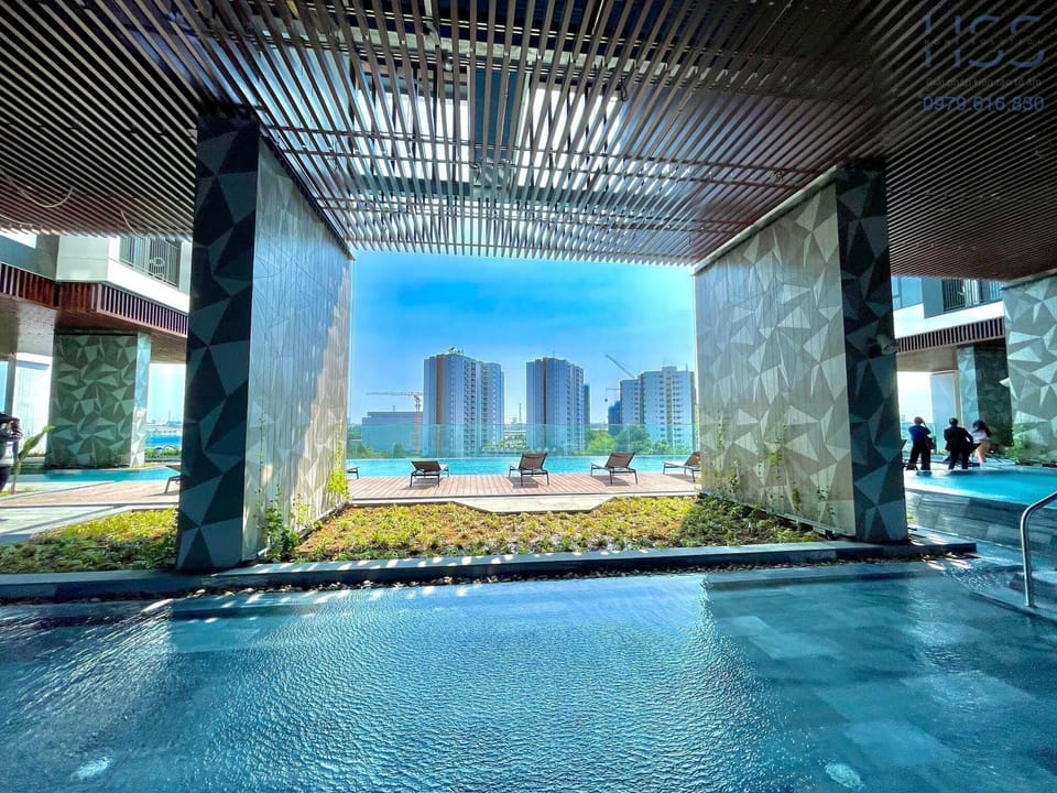 Indoor/outdoor pool