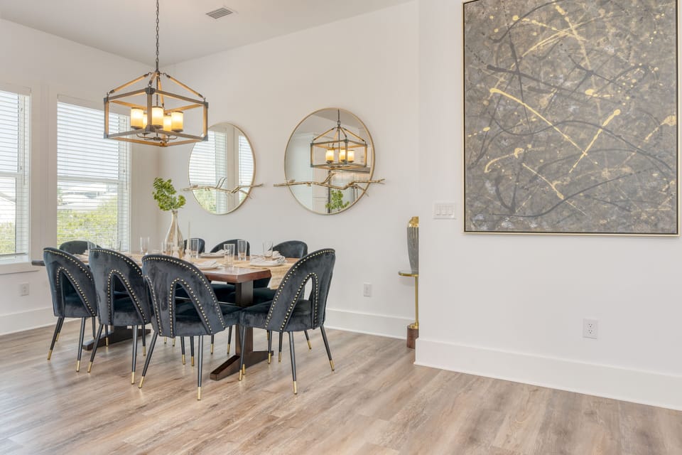 Even more dining options can be found at HarborWalk Village.