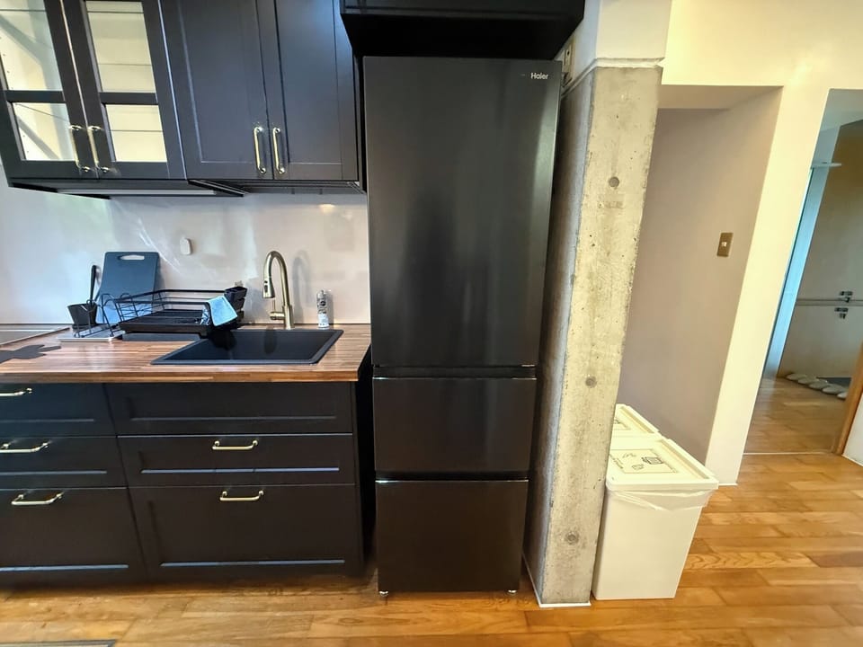The kitchen is based on black, creating a luxurious atmosphere.