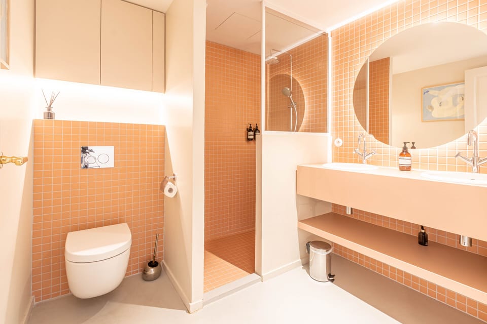 Superior Suite | Bathroom | Shower, rainfall showerhead, hair dryer, towels