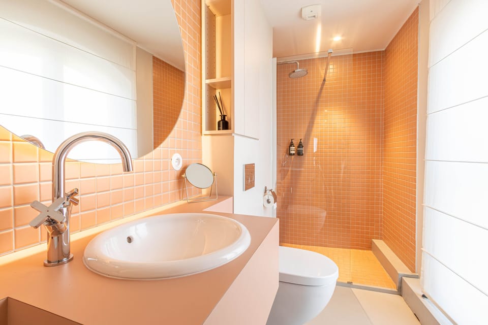 Premium Double Room | Bathroom | Shower, rainfall showerhead, hair dryer, towels