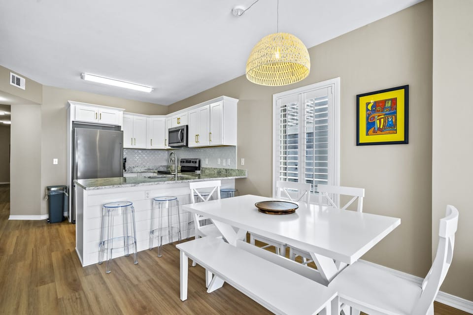 Dining table for 6 and bar seating for 4