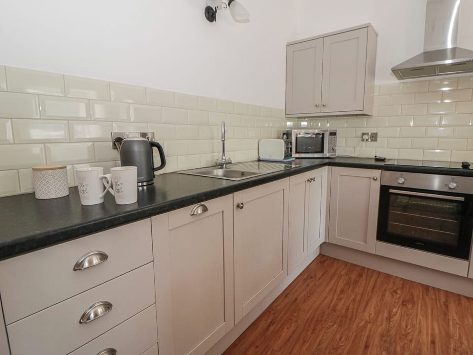 Cottage | Private kitchen | Fridge, dishwasher, electric kettle, toaster