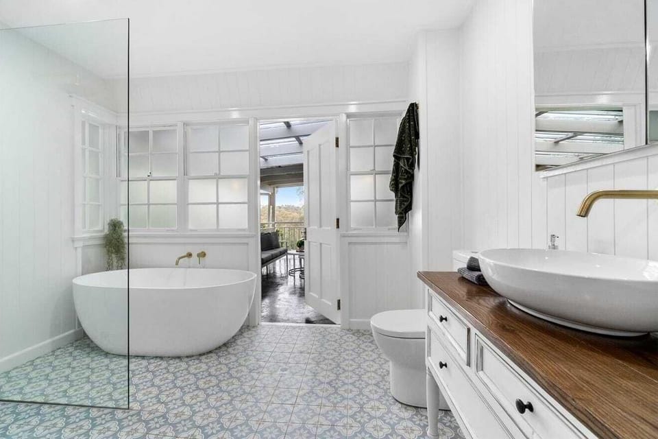 Main bathroom 