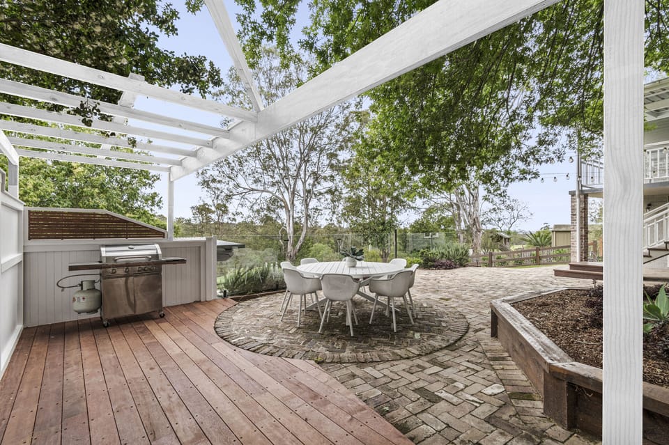 BBQ AREA
OUTDOOR DINING