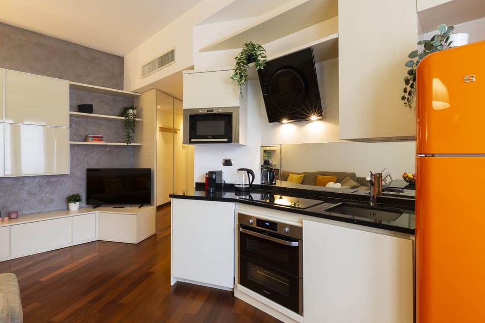 Deluxe Apartment | Private kitchen | Full-size fridge, microwave, oven, stovetop