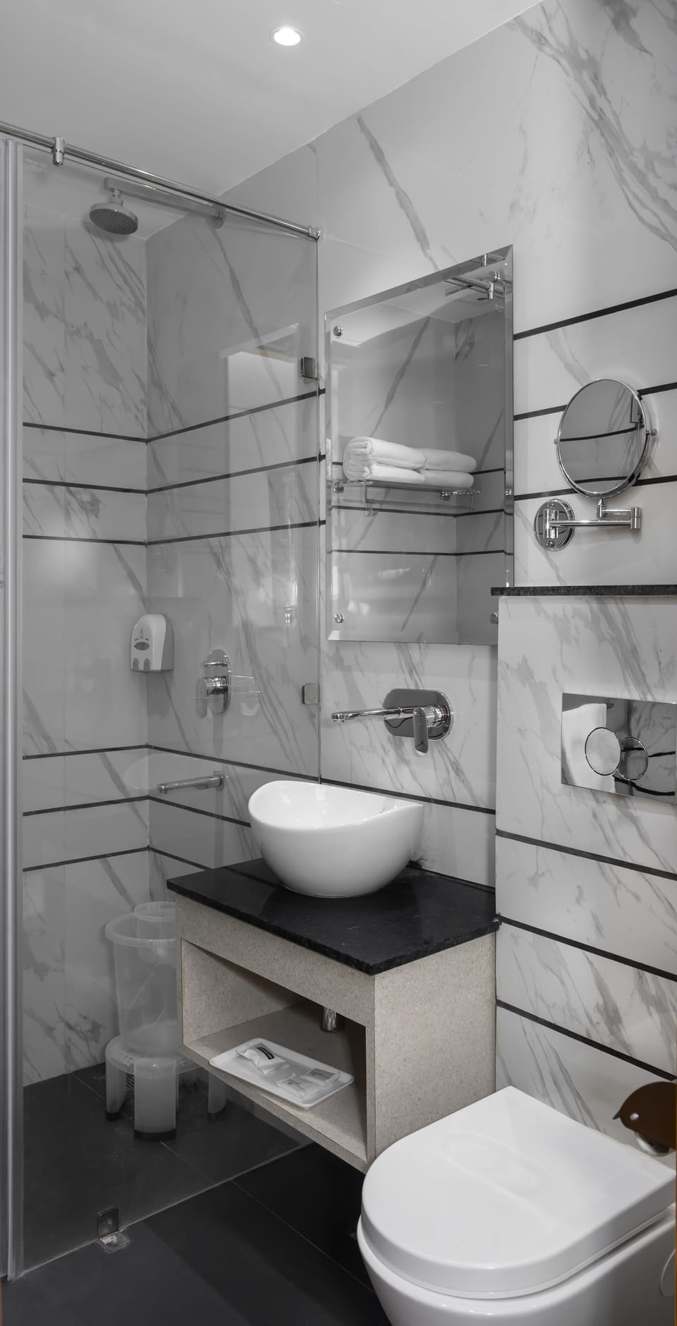 Deluxe Double Room | Bathroom | Shower, rainfall showerhead, free toiletries, hair dryer