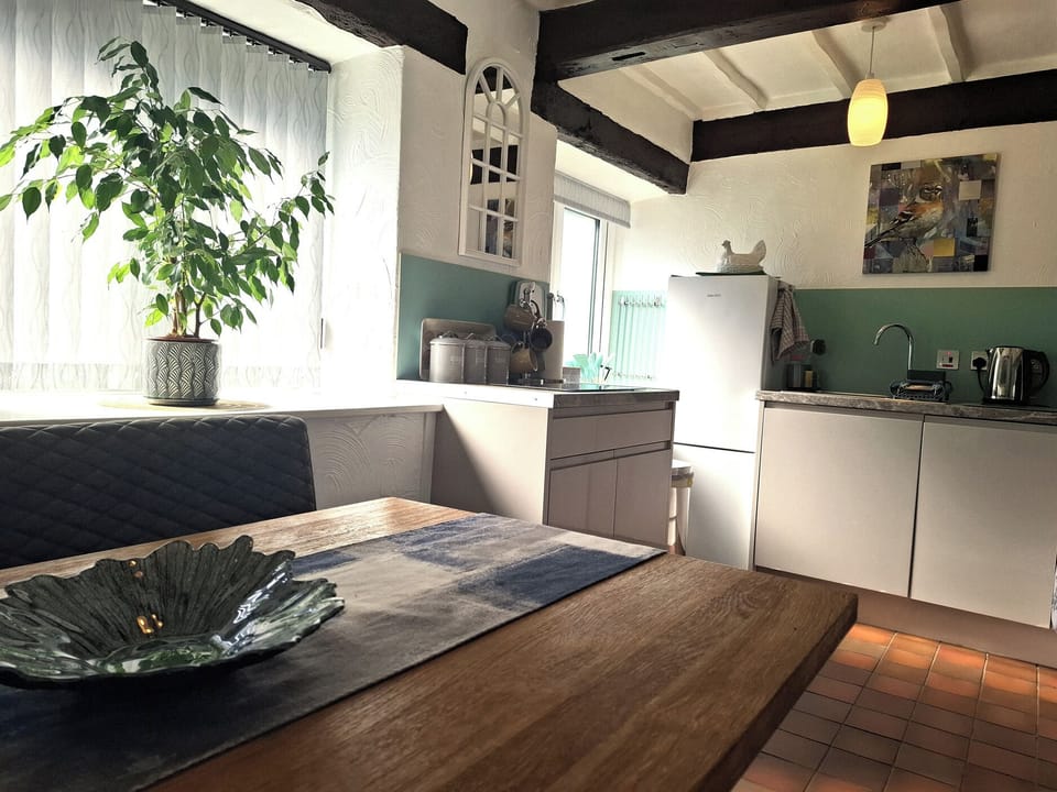 Cottage | Private kitchen | Fridge, dishwasher, electric kettle, toaster