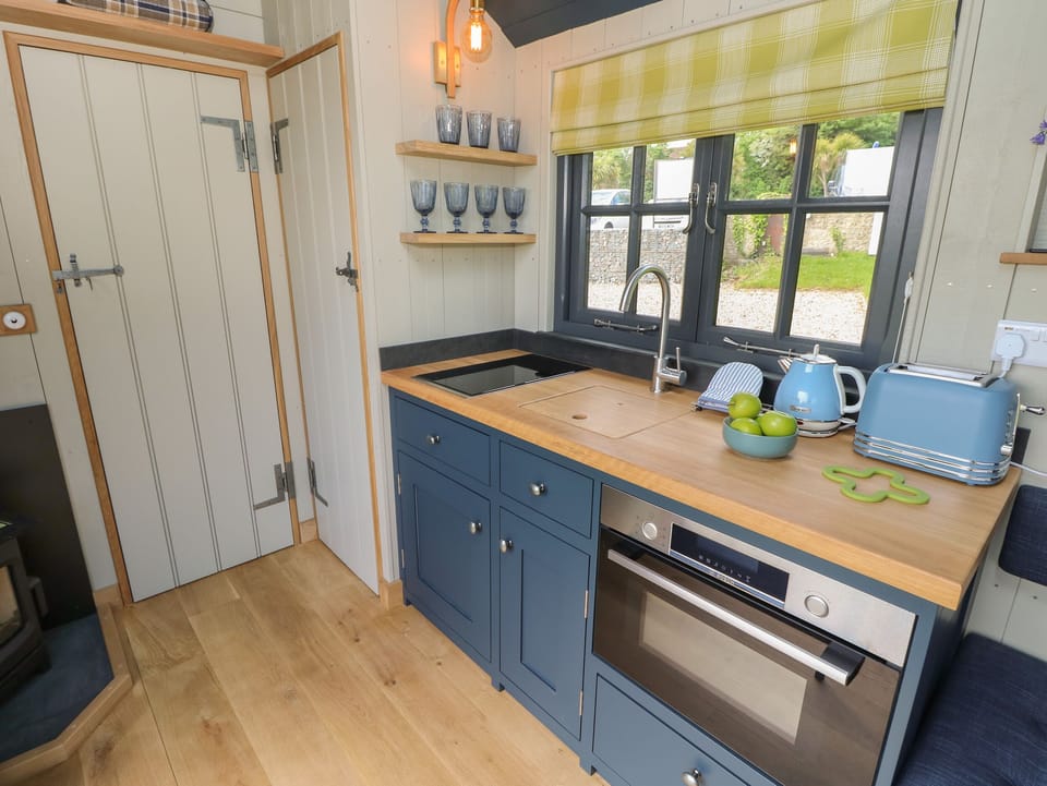 Fridge, cookware/dishes/utensils