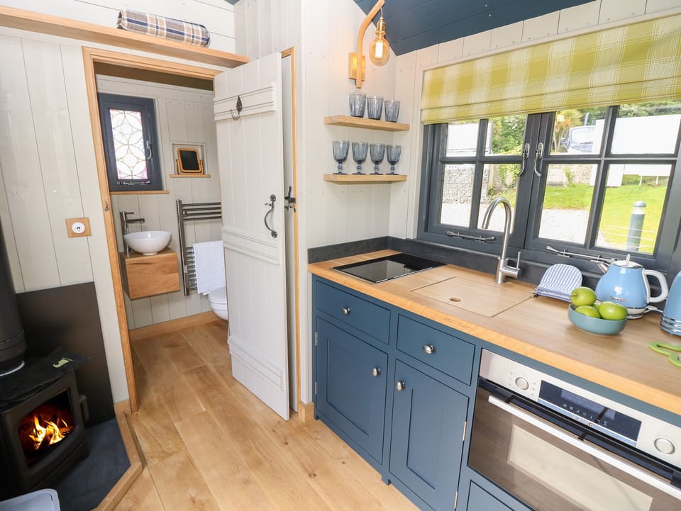 Fridge, cookware/dishes/utensils