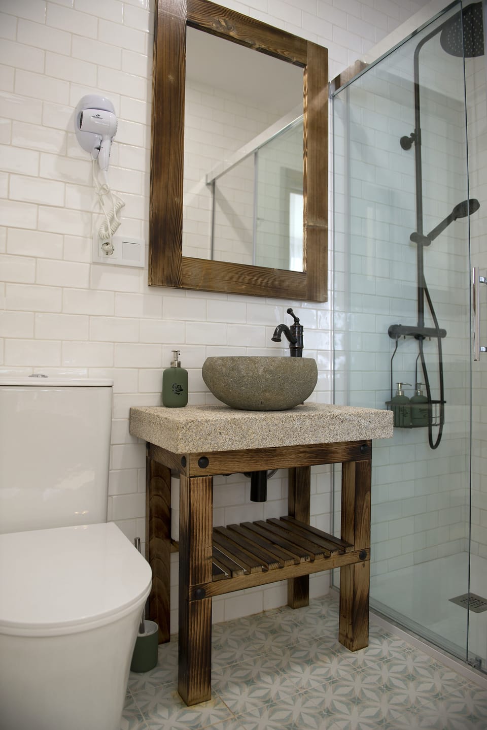 Standard Single Room, 1 Double Bed, Ensuite, City View (11) | Bathroom | Shower, rainfall showerhead, free toiletries, hair dryer