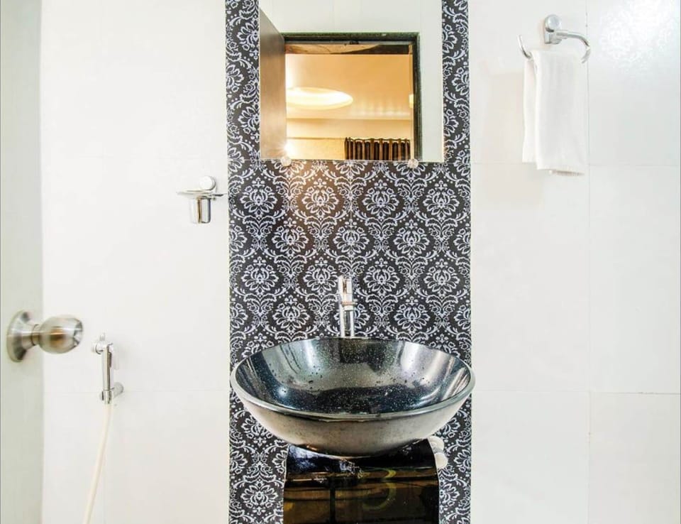 Shower, free toiletries, towels